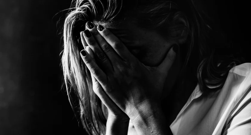 Mąż od dłuższego czasu znęcał się psychicznie i fizycznie na swoją 52-letnią żoną. / Zdjęcie: freepik.com