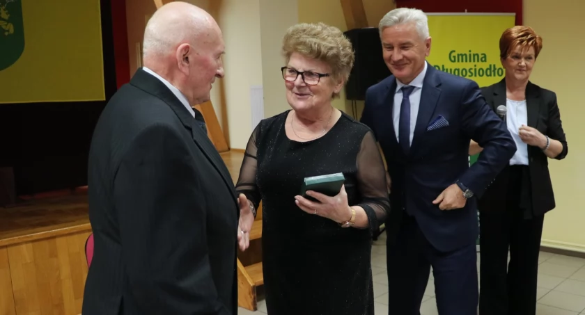 Goście specjalni otrzymali pamiątkowe medale. / Zdjęcia: GCIKSiR w Długosiodle