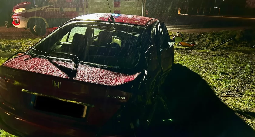 Wypadek na drodze wojewódzkiej nr 618 w Woli Mystkowskiej. / Zdjęcie: KPP w Wyszkowie