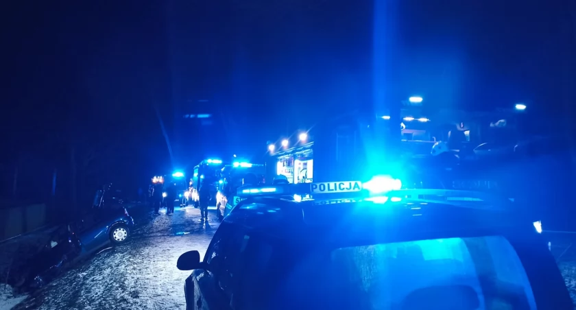 Kierowca jadąc od strony Rząśnika w kierunku Zygmuntowa nie dostosował prędkości do warunków panujących na drodze. / Zdjęcie: OSP KSRG Rząśnik 