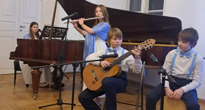 Wystąpili m.in. Maja Pajorek, Julia Augustyniak, Michał Pajorek, Jan Augustyniak z Zespołu Szkolno-Przedszkolnego w Zabrodziu - zdobywcy II miejsca w powiatowym przeglądzie kolęd. / Zdjęcie: Muzeum Cypriana Norwida w Dębinkach 