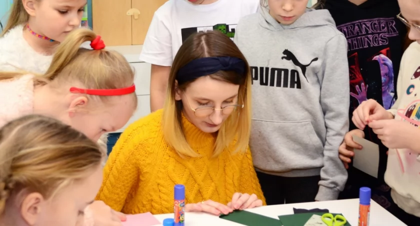Warsztaty tworzenia laleczek techniką origami. / Zdjęcie: Miejsko-Gminna Biblioteka Publiczna w Wyszkowie