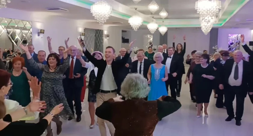 Zabawa rozpoczęła się wspólnym polonezem i tańcami integracyjnymi, które poprowadził Łukasz Cacko ze Szkoły Tańca Latino Fever. / Zdjęcie: screen wideo fb - Dom Dziennego Pobytu 
