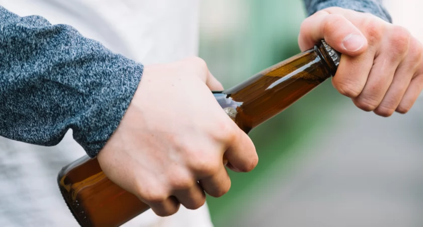 Wziął piwo z półki i postanowił wyjść ze sklepu. / Zdjęcie: freepik.com 