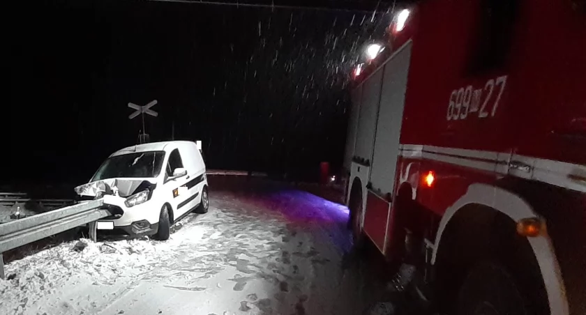 Kierujący pojazdem marki Ford Courier uderzył w bariery energochłonne. / Zdjęcie: OSP Długosiodło 
