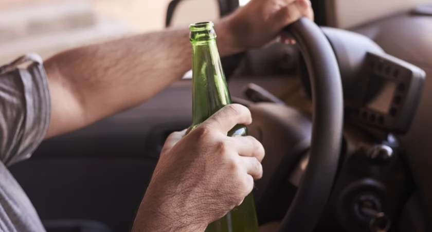 Badanie alkomatem wykazało blisko 3 promile alkoholu w jego organizmie. / Zdjęcie: freepik.com 