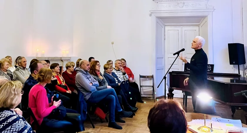 Tercet zabrał przybyłych gości w podróż po poezji związanej z miłością. / Zdjęcie: K. Krusiec; fb Muzeum w Dębinkach