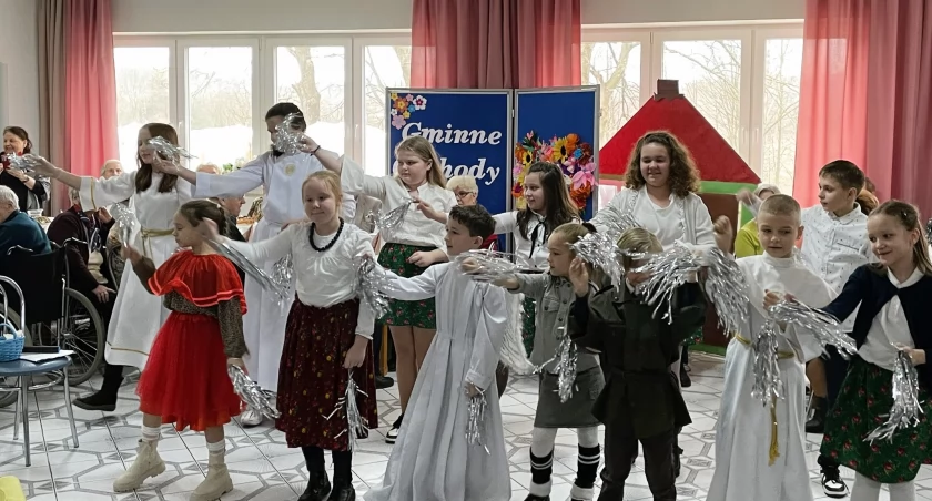 Część artystyczną wykonały dzieci ze Szkoły Podstawowej w Trzciance. / Zdjęcie: Gminny Ośrodek Pomocy Społecznej w Brańszczyku 