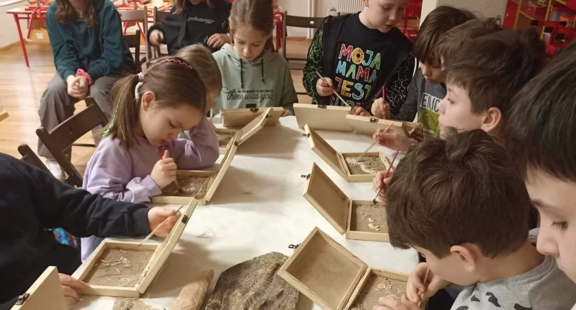 Mali studenci zamienili się też w paleontologów szukając ukrytych kości. / Zdjęcie: Uniwersytet Dziecięcy w Wyszkowie