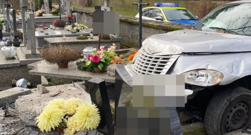 Kierowca wjechał autem na cmentarz w Kamieńczyku. / Zdjęcie: KPP w Wyszkowie 
