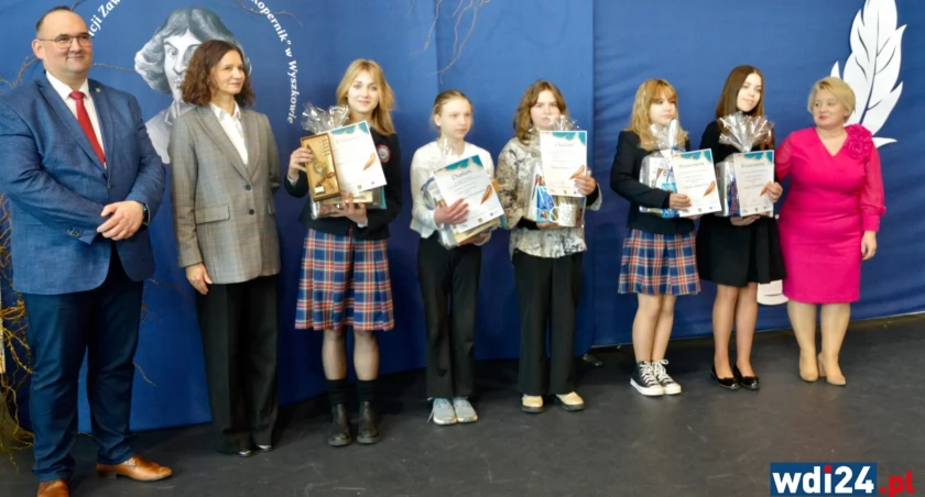 Laureaci odebrali nagrody z rąk starosty Wojciecha Kozona. / Zdjęcie: wdi24.pl