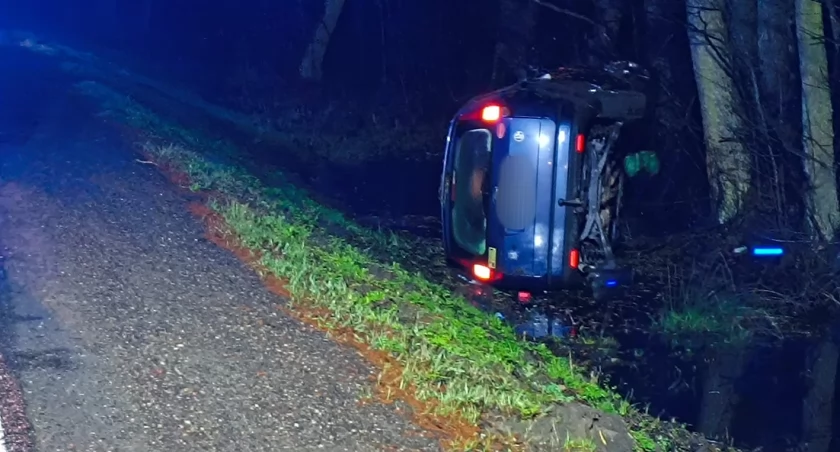 43-letni kierujący został przetransportowany do szpitala. / Zdjęcie: OSP w Kamieńczyku
