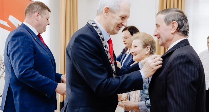 W imieniu Prezydenta Rzeczypospolitej Polskiej dekoracji przyznanymi medalami dokonał wójt Wiesław Przybylski. / Zdjęcie: Gmina Brańszczyk 