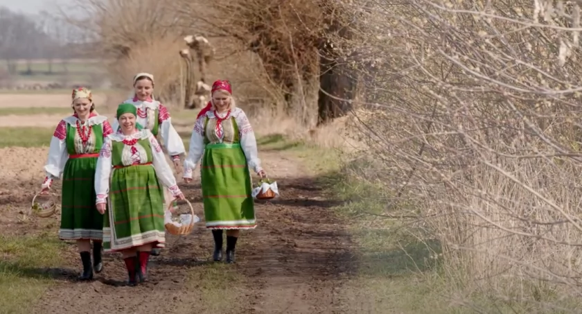 Film został zrealizowany w ramach zadania Oklejanka kurpiowska z Puszczy Białej – wpis na krajową listę niematerialnego dziedzictwa kulturowego. / Zdjęcie: kadr z filmu. 