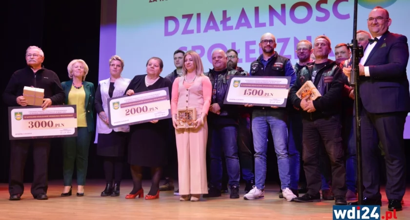 Laureaci otrzymywali czeki i upominki od uczestników WTZ w Wyszkowie. / Zdjęcie: wdi24.pl