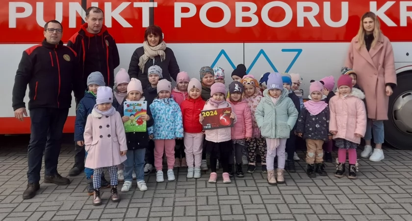 Przedszkolaki odwiedziły mobilny punkt poboru krwi. / Zdjęcie: Fb Samorządowe Przedszkole im. Jana Pawła II w Somiance