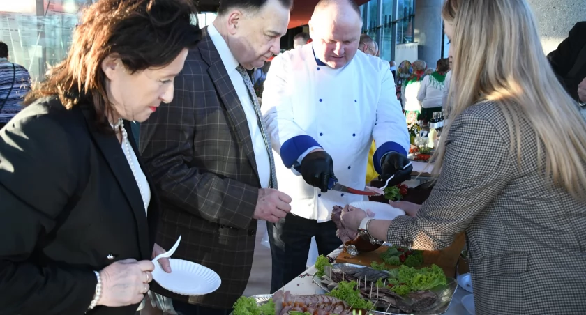 Marszałek Adam Struzik degustował regionalne specjały / Zdjęcie: UMWM/Fot. Michał Słaby