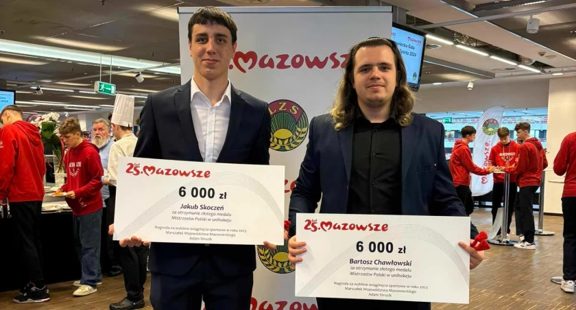 wyszkowianie Jakub Skoczeń i Bartosz Chawłowski odebrali nagrodę z rąk marszałka. 