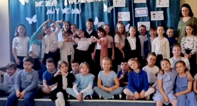 2 kwietnia to Światowy Dzień Świadomości Autyzmu. / Zdjęcie: kadr z filmu fb Szkoła Podstawowa nr 5 w Wyszkowie 