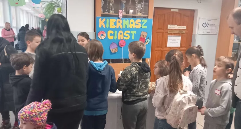 Cały dochód ze sprzedaży został przeznaczony na pomoc absolwentce szkoły Justynie Ołów, która zmaga się z anemią aplastyczną. / Zdjęcie: SP nr 3