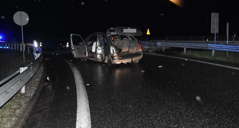 Kierujący citroenem stracił panowanie nad pojazdem i uderzył w bariery ochronne. / Zdjęcie: KPP w Wyszkowie 