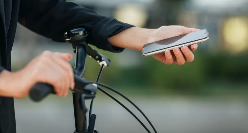 Na portalu ogłoszeniowym wystawiła do sprzedaży rower, na który szybko pojawiła się chętna osoba. / Zdjęcie: freepik.com