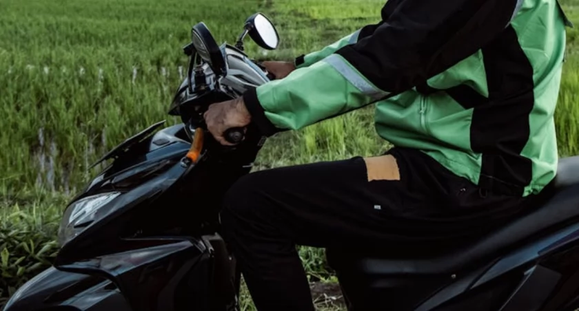 Motorowerzysta nie był w stanie utrzymać toru jazdy. / Zdjęcie: pexels.com 