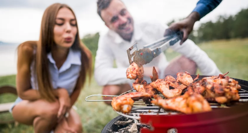 Najmocniej drożejącą kategorią produktów w polskich sklepach są dodatki spożywcze, czyli ketchupy, majonezy, musztardy i przyprawy. Niezbędne przy grillowaniu. / Zdjęcie: freepik.com 