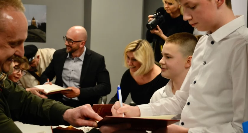 Michał Depta zachęcił uczniów szkoły w Lucynowie do wspólnego napisania książki na temat trzech powstań narodowych. / Zdjęcie: wdi24.pl