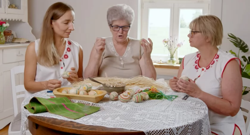 Do oklejanek wykorzystuje się wydmuszki smarowane klejem wykonanym z wody i mąki żytniej. / Zdjęcie: screen z filmu „Oklejanka kurpiowska z Puszczy Białej