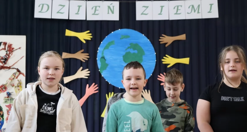 W SP nr 3 w Wyszkowie uczniowie odgrywali scenki teatralne, wiersze i piosenki, które przypomniały wszystkim o potrzebie dbania o nasze otoczenie. / Zdjęcie: SP nr 3 w Wyszkowie 