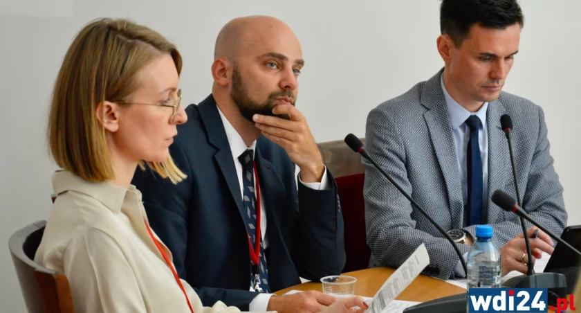- Powinniśmy zacząć od warunków, na których burmistrz może realnie funkcjonować - mówił przewodniczący rady, Adam Szczerba. / Zdjęcie: wdi24.pl 
