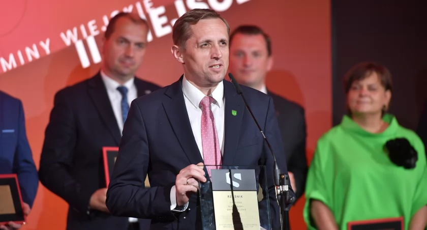 Nagrodę odebrał sekretarz gminy Rząśnik, Paweł Abramczyk. / Zdjęcie: Serwis Samorządowy PAP, Fot. Stach Leszczyński