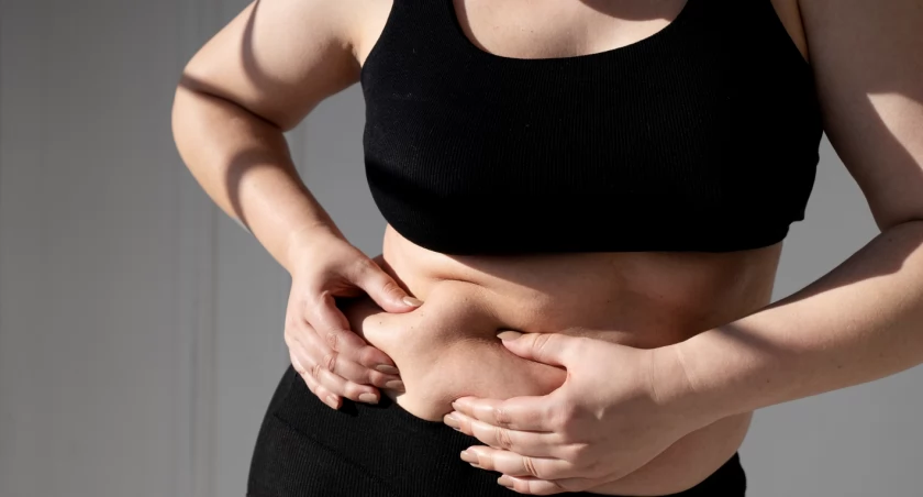 Chroniczny stres prowadzi do zwiększonej produkcji kortyzolu, hormonu stresu, który może przyczyniać się do gromadzenia tłuszczu. / Zdjęcie: freepik.com 