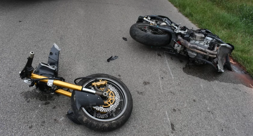  50-letni kierowca motocykla nie dostosował prędkości do warunków panujących na drodze. / Zdjęcie: KPP w Wyszkowie 