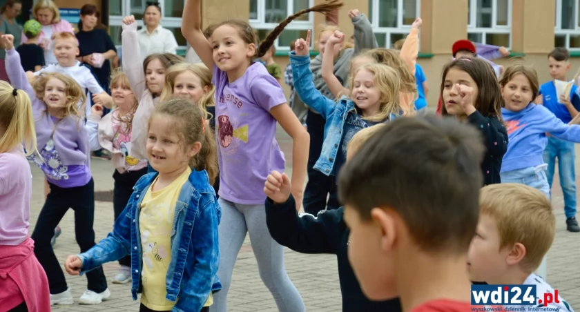 Klasy 1-3 uczestniczyły m.in. w zabawach z animatorem. / Zdjęcie: wdi24.pl 
