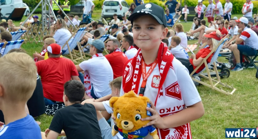 Wyszkowianie tłumnie kibicowali na placu Miejskim. / Zdjęcie: wdi24.pl