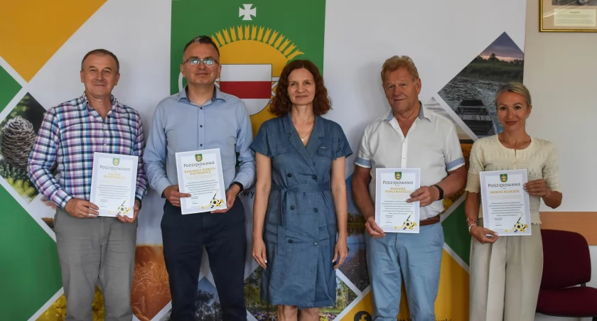 Przedstawiciele szkół z terenu powiatu wyszkowskiego odebrali podziękowania i puchary za wyniki sportowe swoich uczniów. / Zdjęcie: Powiat Wyszkowski 