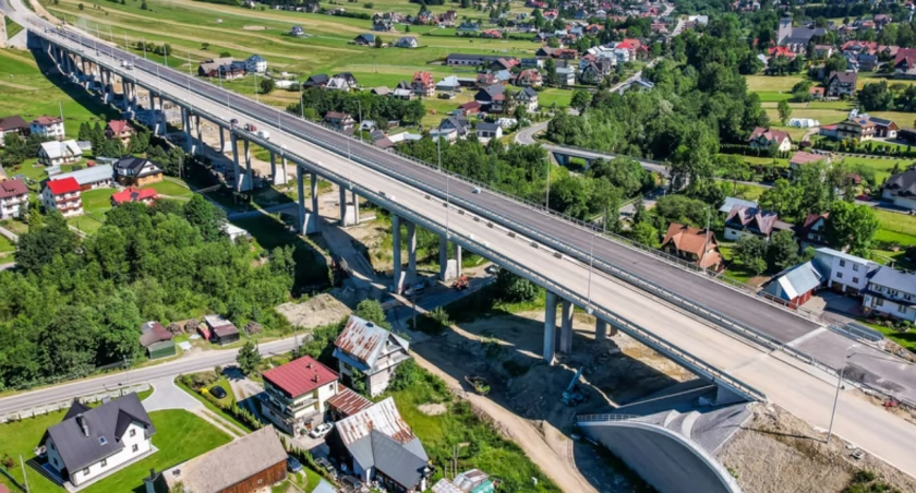 Budowa nowego, dwupasmowego odcinka zakopianki, łączącego gotowy fragment ekspresówki z Nowym Targiem, trwa od czerwca 2020 r. / Zdjęcie: GDDKiA w Krakowie 