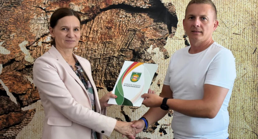 Paweł Kraszewski otrzymał legitymację społecznego opiekuna zabytków nr 1. / Zdjęcie: Powiat Wyszkowski 