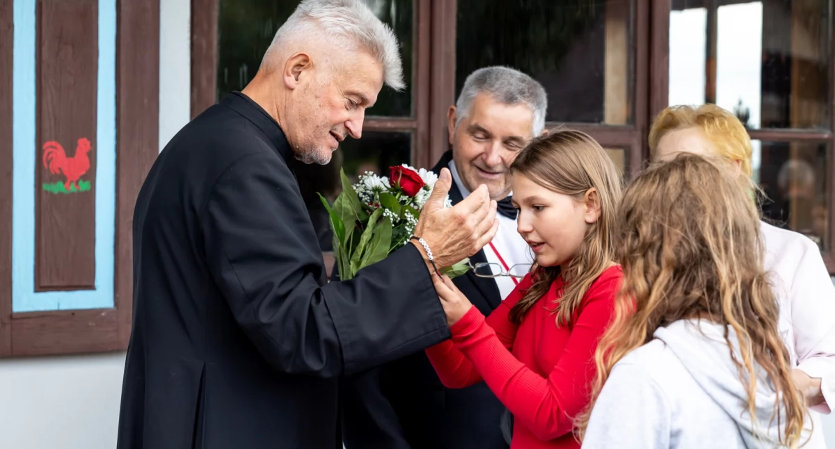 Parafianie dziękowali proboszczowi za wieloletnią posługę kapłańską, wręczając również symboliczne prezenty. / Zdjęcia: Katarzyna Bralewska, Dariusz Świercz