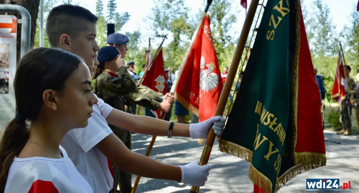 104. rocznica Bitwy Warszawskiej pod pomnikiem żołnierzy zamordowanych przez czerezwyczajkę bolszewicką w 1920 roku. / Zdjęcie: wdi24.pl