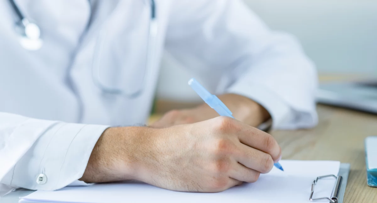 Projekt rozporządzenia Ministerstwa Zdrowia ma wprowadzić istotne zmiany w sposobie wystawiania recept na leki opioidowe. / Zdjęcie: freepik.com 
