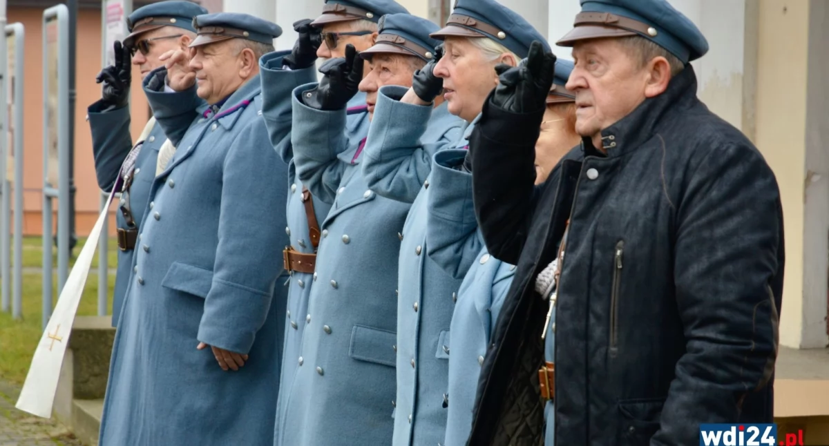 Uczestnicy uroczystości wspólnie odśpiewali hymn, a każdy mógł uderzyć w Dzwon Niepodległości. / Zdjęcie: wdi24.pl 