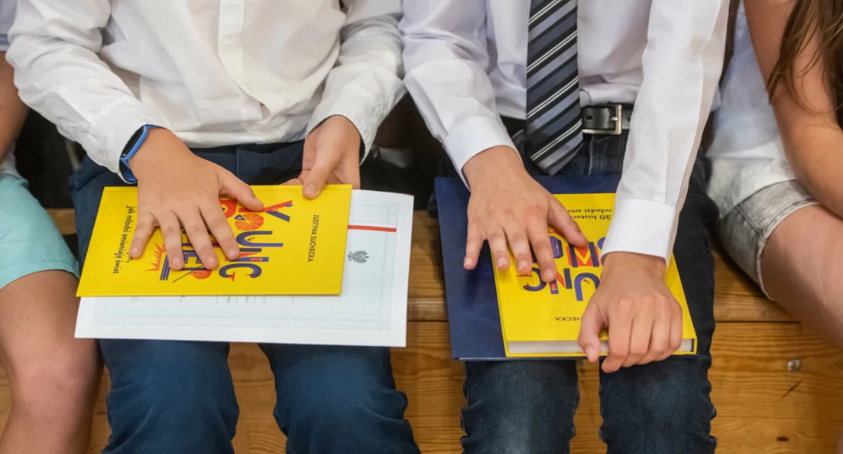 Edukacja, Czerwony pasek świadectwie często źródło stresu Eksperci rosnącej presji uczniów - zdjęcie, fotografia