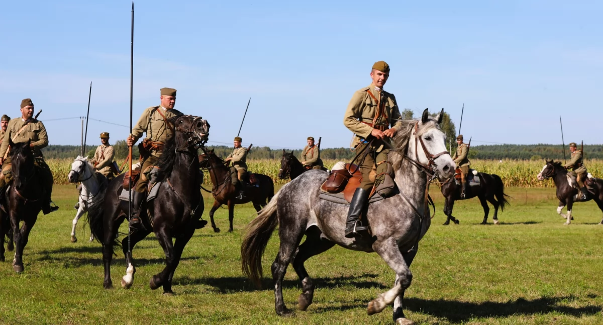 Uczestnicy mogli obejrzeć inscenizowaną potyczkę szwoleżerów, pokazy ułańskie i militariów. / Zdjęcie: Gminne Centrum Kultury, Sportu i Turystyki w Brańszczyku