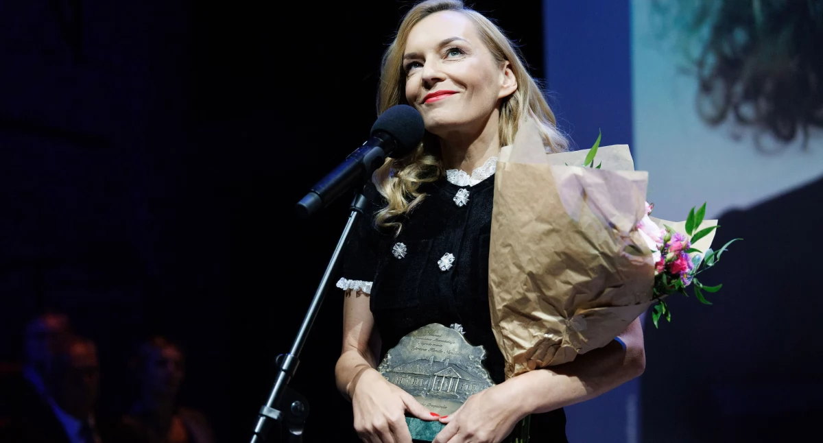 Twórczyni teatru biograficznego Agnieszka Przepiórska doceniona została za pomysł i wykonanie monodramu „Ocalone” na podstawie tekstu Piotra Rowickiego w reżyserii Mai Kleczewskiej. / Zdjęcie: UMWM 