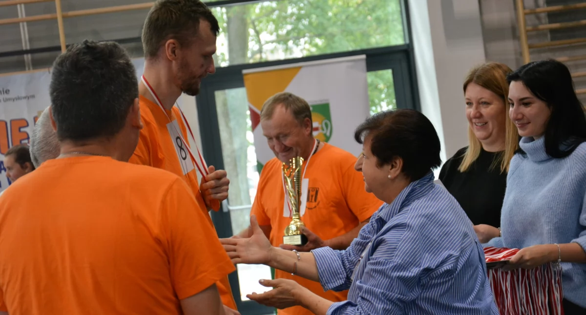 Każdy zawodnik otrzymał medal, dyplom oraz kartę podarunkową, a zwycięskie drużyny dodatkowo puchary. / Zdjęcie: Powiat Wyszkowski 