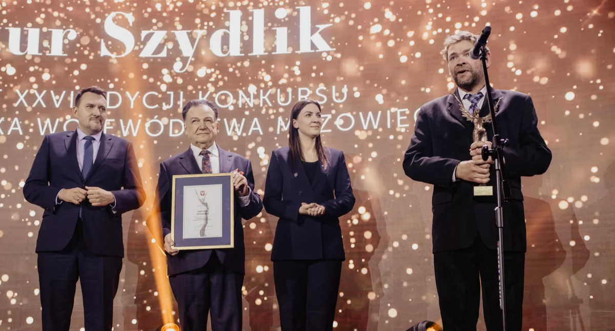 W uzasadnieniu przyznania nagrody podkreślono, że ważnym elementem jego twórczości jest upamiętnianie i dokumentowanie lokalnej historii poprzez sztukę. Wcześniej artysta został uhonorowany Nagrodą Zarządu Powiatu w Ostrowi Mazowieckiej za wybitne osiągnięcia artystyczne. / Zdjęcie: UMWM  / fot. Wiktoria Włoczewska 