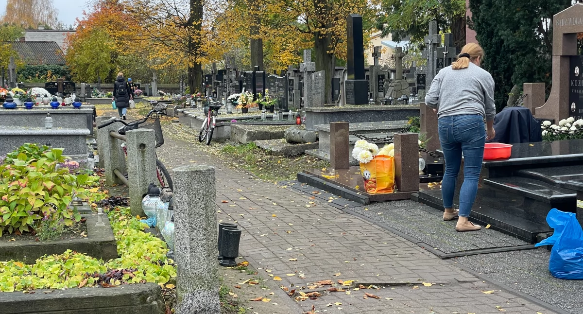 Wyszków tonie w cmentarnych śmieciach? Administrator: Ludzie nie segregują. choćby z domu przywożą sedesy